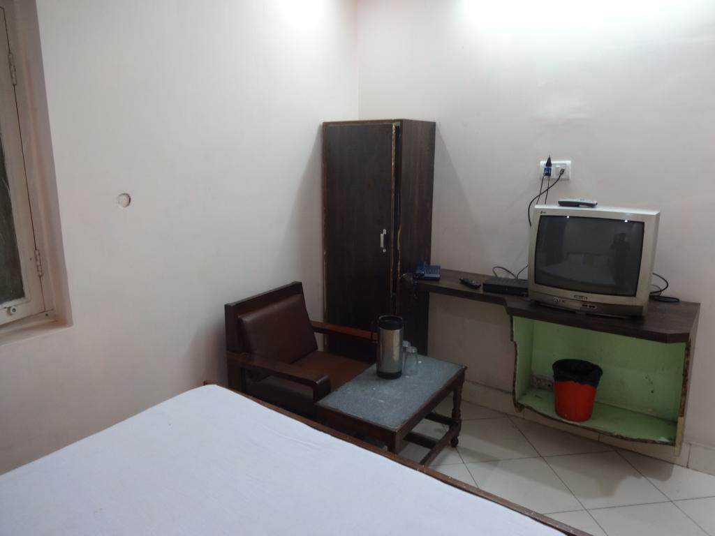 Ajatsatru Hotel Гая Номер фото