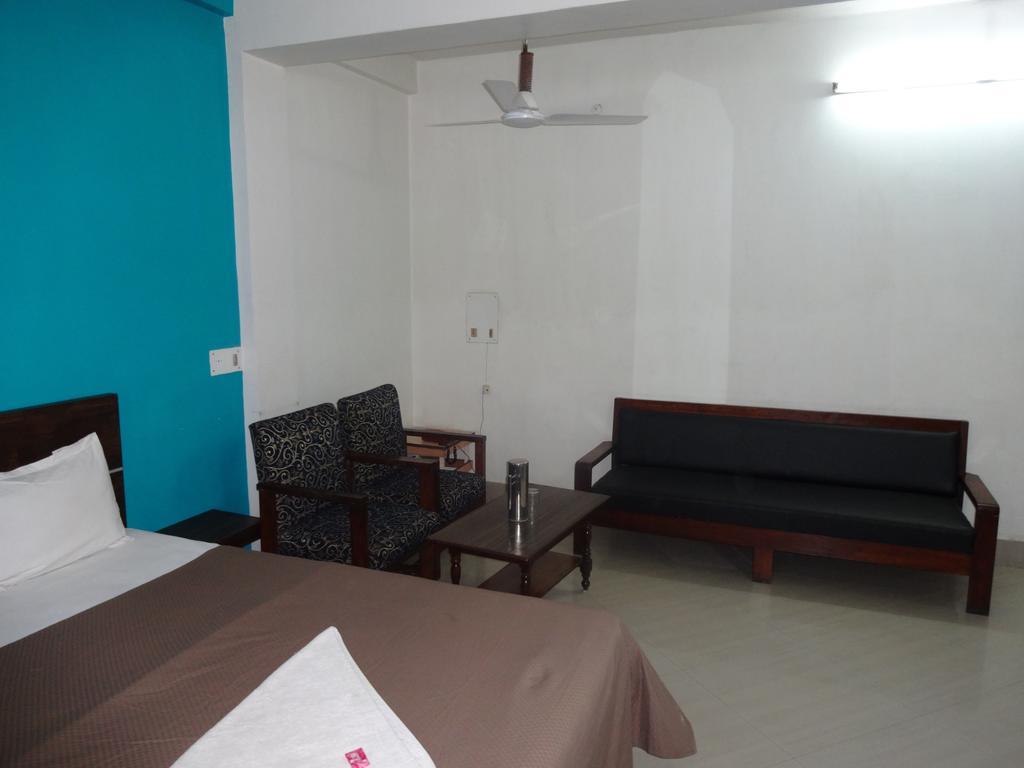 Ajatsatru Hotel Гая Номер фото